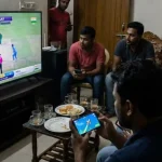 zhiteli-bangladesh-smotryat-kriket